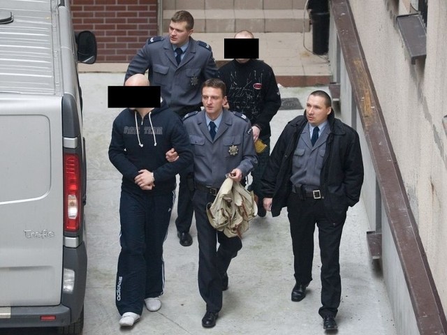 Paweł S. i Sebastian R. jeszcze w kajdankach, wyprowadzani z ostatniej rozprawy w piątek. Wczoraj po ogłoszeniu wyroku byli już wolni. 