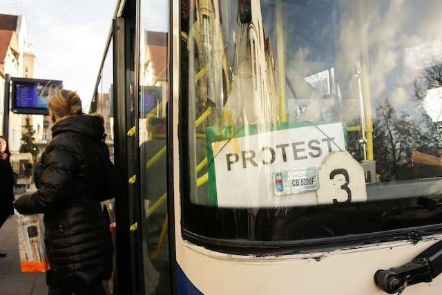 protest mzkoklejone autobusy w mieście