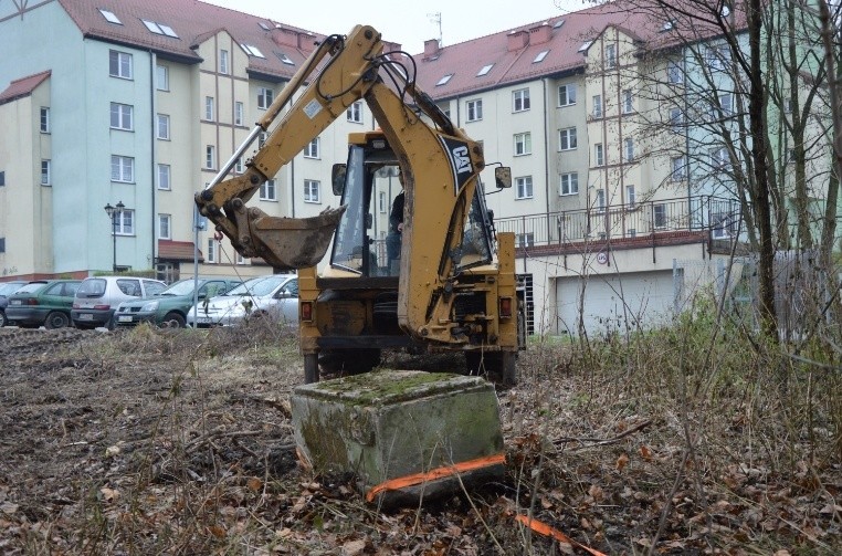 W lasu w Jastrzębiu znaleziono XIX-wieczną wannę