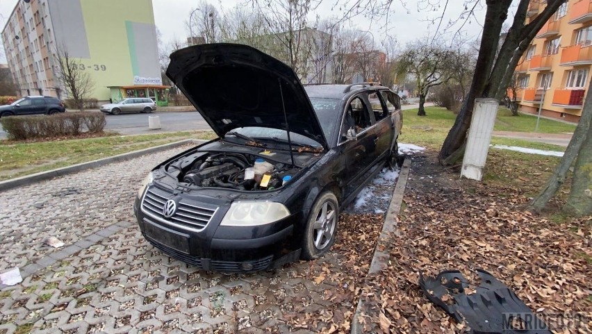 Na Chabrach w Opolu spłonął volkswagen passat. Ogień strawił wnętrze auta