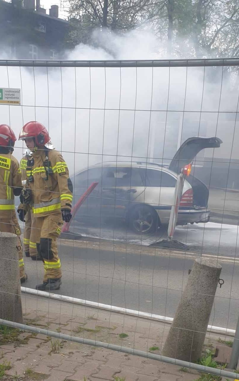 Samochód w Mysłowicach stanął w ogniu. Płomienie miały kilka...