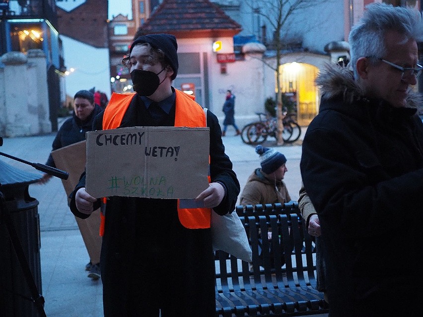 Protest przeciwko Lex Czarnek przed łódzką siedzibą PiS w...