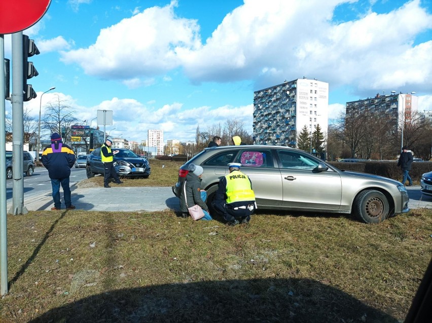 Zderzenie przed skrzyżowaniem na ulicy Tarnowskiej w Kielcach. Nissan wjechał w tył audi. Są zdjęcia