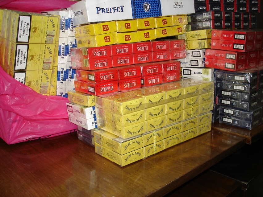 Policjanci znaleźli 789 paczek papierosów, 24 kilogramy...