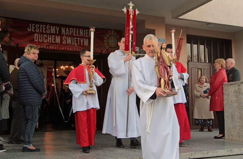 Skoro świt, procesją rezurekcyjną wierni z parafii Św....