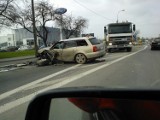 Wypadek na ul. Turystycznej: Zderzenie samochodu osobowego z ciężarówką