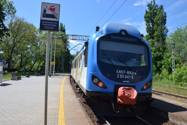 Pociąg Kolei Śląskich na stacji w Mikołowie.