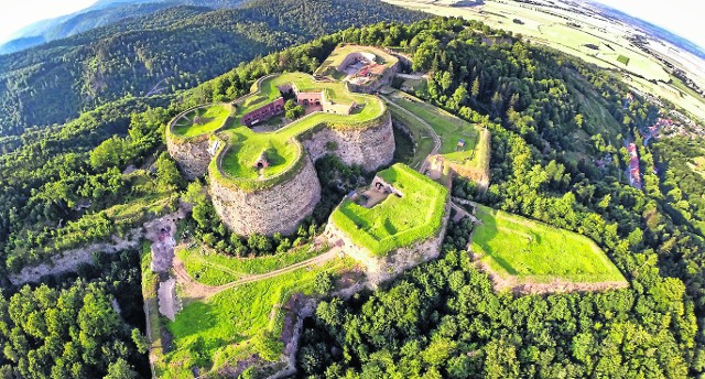 Z tarasu widokowego na koronie Donjonu turyści zobaczą przepiękną panoramę sięgającą Gór Opawskich i masywu Śnieżnika