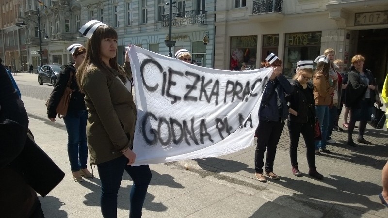 Pielęgniarki i położne protestują przed Urzędem Wojewódzkim w Łodzi