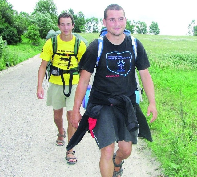 Marek Chorąży (z prawej) i Konrad Srycharski pokonali już ponad tysiąc kilometrów. - Do domów wrócimy na koniec września - planują.