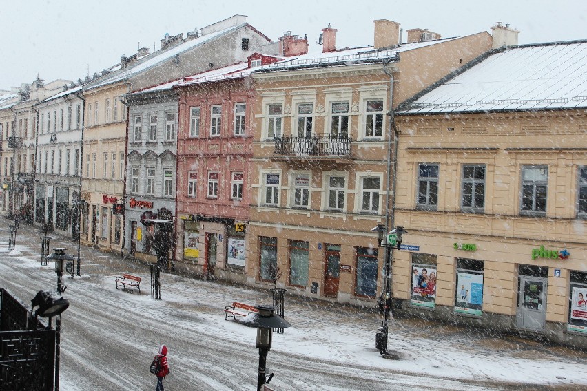 Zima w Lublinie. Ślisko na drogach, miasto stoi w korkach