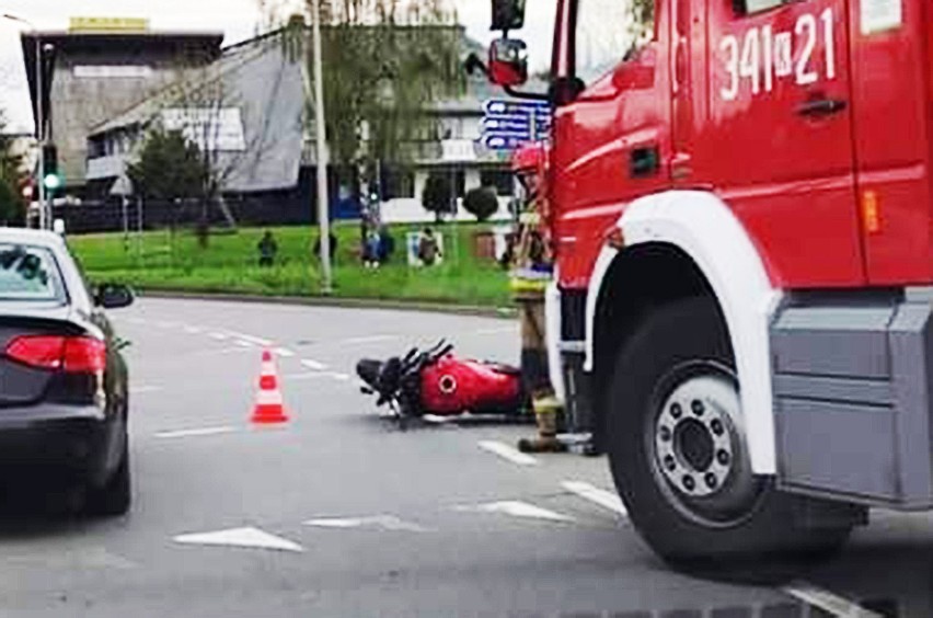 Zderzenie motocykla z samochodem osobowym na Rondzie Solidarności w Nowym Sączu