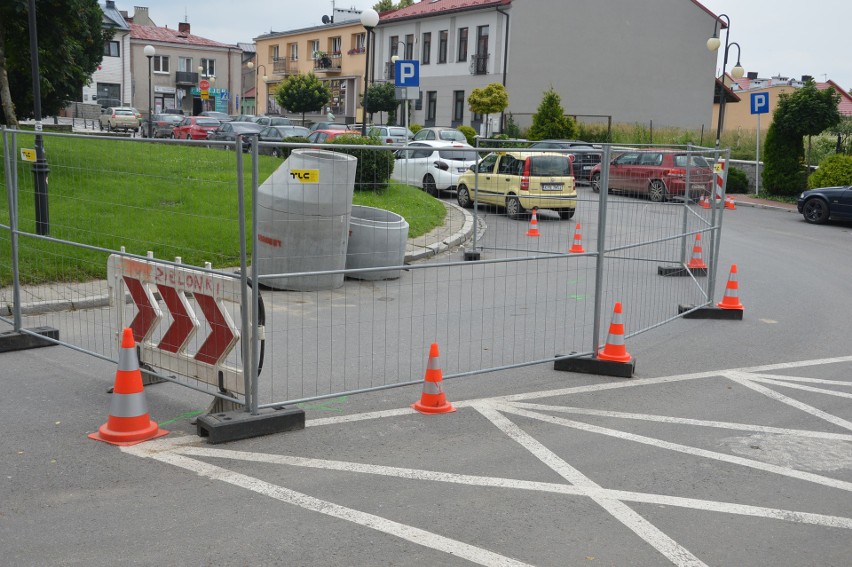 Proszowice. Awaria kanalizacji na rynku. Są utrudnienia