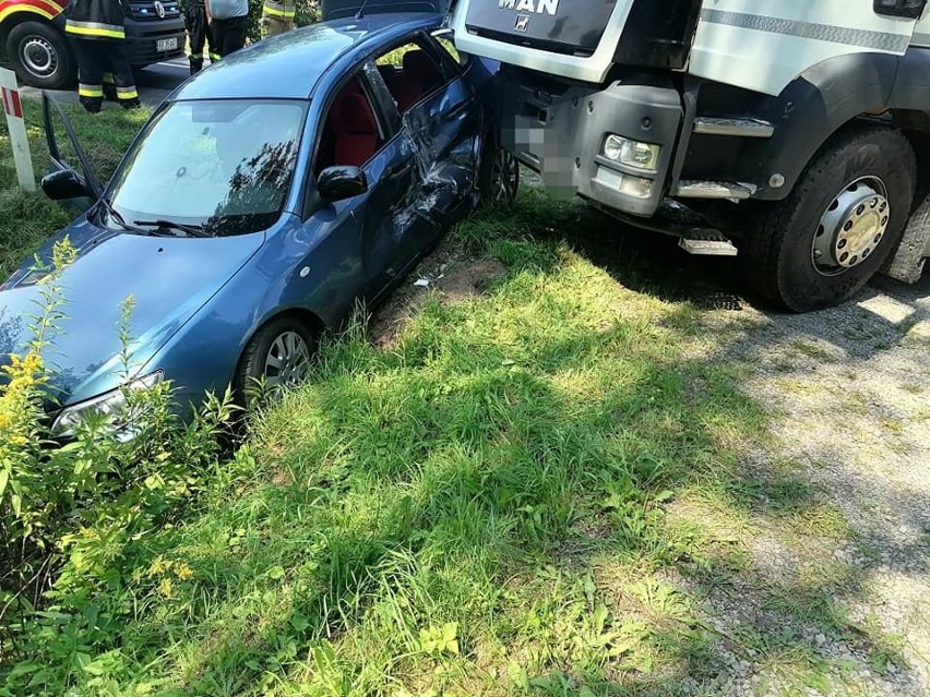 Zderzenie ciężarówki i samochodu osobowego w Rudce koło Sieniawy [ZDJĘCIA]
