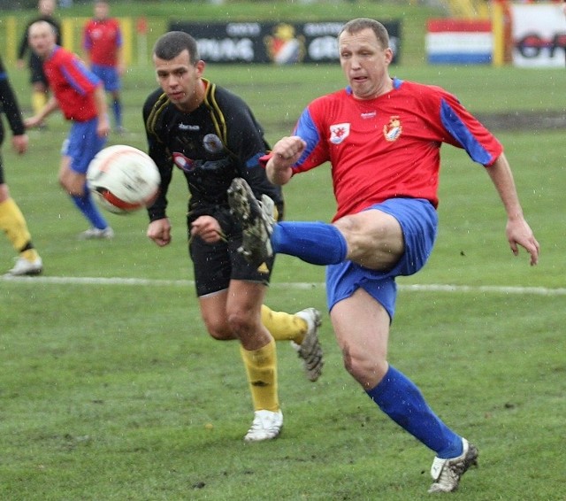 Paweł Kryszałowicz (przy piłce) nadal będzie grał i pracował na rzecz Gryfa 95. 