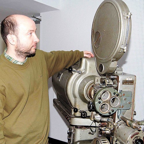 Andrzej Górka z SzOK-u prezentuje stary projektor, który ostał się z dawnej "Przyjaźni&#8221;. Dziś to ozdoba holu nowej "Wolności&#8221;.