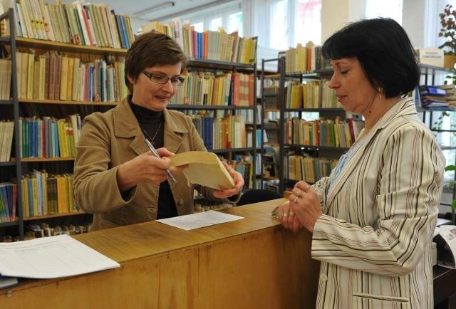 Malina Kukwa pracująca "przez ścianę&#8221; w biurze spółdzielni mieszkaniowej często korzysta z zasobów biblioteki pedagogicznej