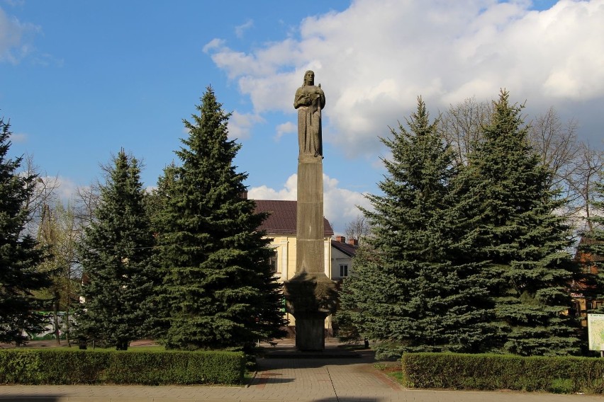 Sejny. Pomnik XXV-lecia PRL zniknie z centrum miasta. Już za trzy tygodnie (zdjęcia)