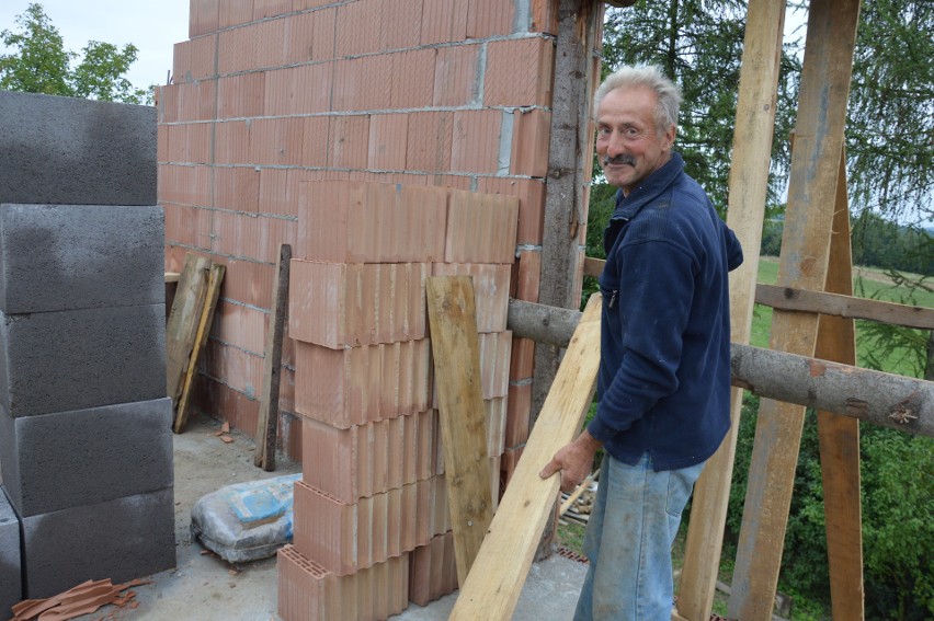 Szerzyny. Pogorzelcy chcą zapomnieć o koszmarze jaki ich spotkał. Na zimę będą mieli już swój nowy dom