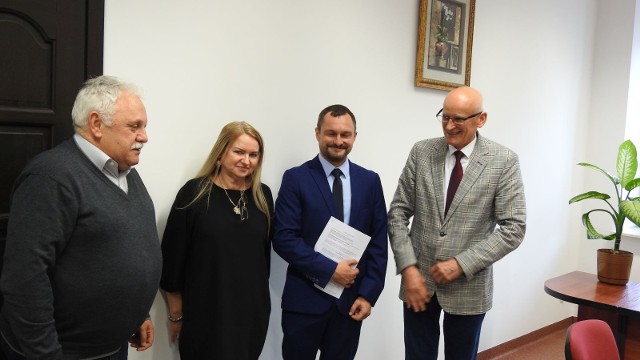 Burmistrz miasta i gminy Pacanów Wiesław Skop i skarbnik Dorota Adamczyk podpisali umowę z firmą "Budex" z Legnicy na wykonanie dokumentacji technicznej kanalizacji 10 sołectw.