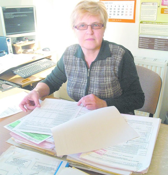 Jadwiga Gritzman, starszy komisarz skarbowy, pokazuje wnioski o abolicję podatkową, jakie dotychczas wpłynęły do Drugiego Urzędu Skarbowego w Koszalinie.
