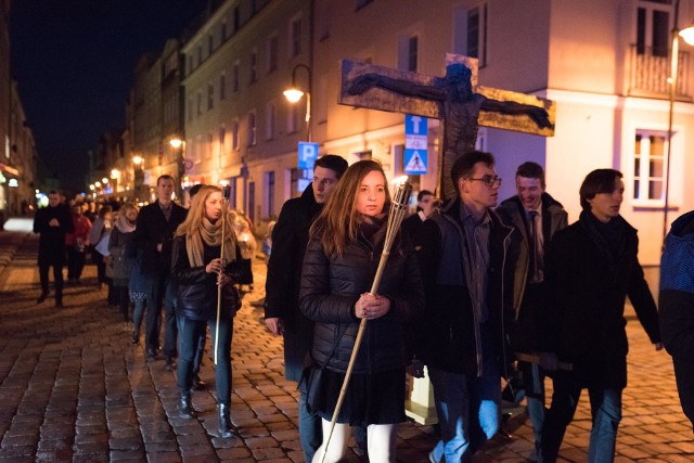 Procesja z kościoła Franciszkanów do opolskiej katedry.