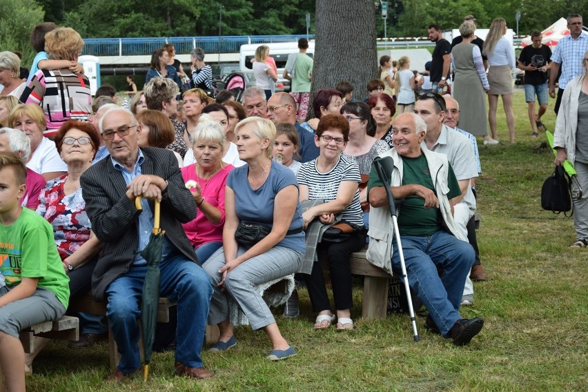 Sękowa. Koncert galowy Festiwalu Świat pod Kyczerą. Prezentacje trwały do późnej nocy. Publiczność gorąco oklaskiwała artystów