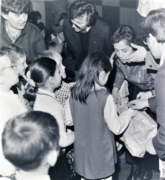 Marzec 1979, pod okiem szefowej redakcyjnego sekretariatu Jolanty Arszyńskiej (w lewym górnym rogu) wręczano prezenty dla dzieci