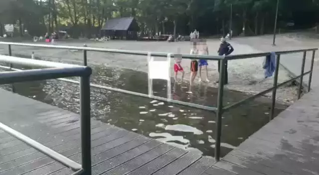 Policja prowadzi prelekcje o bezpieczeństwie nad wodą.