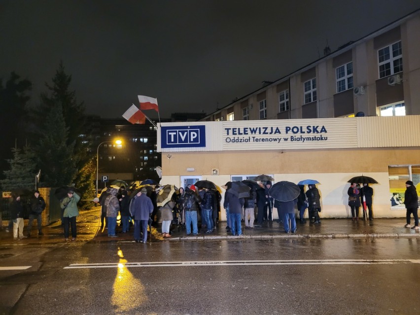 Kolejny protest pod siedzibą TVP 3 w Białymstoku. Zebrani...