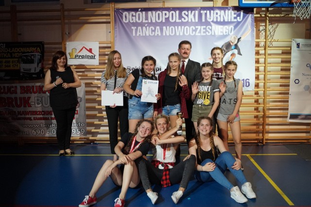 Wśród zespołów tanecznych nie zabrakło też piotrkowskiej Formacji Floor Masters - na zdjęciu z burmistrzem Sławomirem Boguckim.
