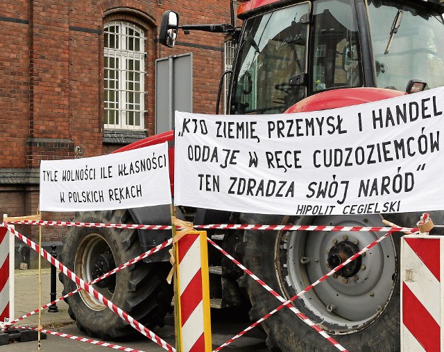 Kilkadziesiąt traktorów stanęło w październiku 2015 roku przed szczecińską prokuraturą. Rolnicy protestowali przeciwko aresztom dla kolegów.