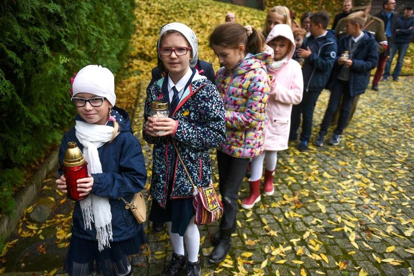 Zapalili znicze pamięci dla ofiar II wojny światowej [ZDJĘCIA]