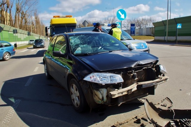 W piątek przed godziną 14 kierowca fiata seicento, wymusił pierwszeństwo przejazdu kierującej osobowym renault kobiecie. Do kolizji doszło na skrzyżowaniu ulic Koszalińskiej z Braci Gierymskich. Pasażerka jednego z aut wymagała pomocy medycznej, którą otrzymała na miejscu w karetce pogotowia ratunkowego. Pozostałym uczestnikom kolizji nic się nie stało.