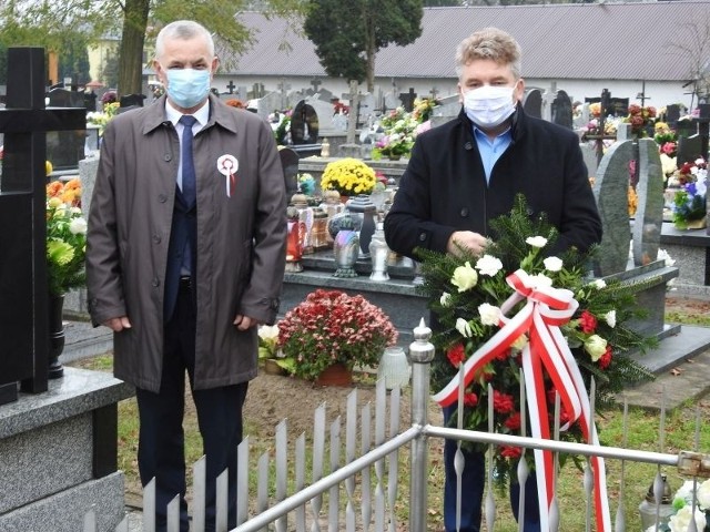 Kwiaty w miejscach pamięci złożyli: przewodniczący Rady Miejskiej w Połańcu Stanisław Lolo i burmistrz Połańca Jacek Tarnowski