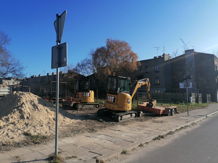 W Pabianicach powstaje nowy parking. Wcześniej był tu zniszczony skwer ZDJĘCIA