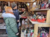 Kupcy z całej Polski zjechali na Rynek Główny w Krakowie. Trwają tam popularne targi bożonarodzeniowe [ZDJECIA]