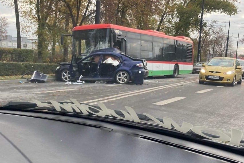 Lublin. Autobus miejski zderzył się z osobówką. Dwie osoby zostały ranne 