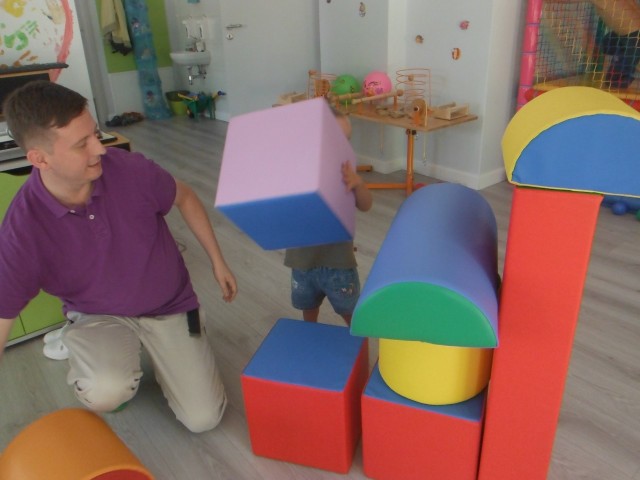 Robert Adamczyk, psychoterapeuta z Ośrodka Polanika w Chrustach podczas terapii logopedycznej, która opiera się na zabawie.