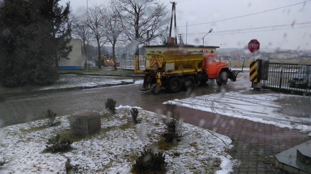 Wczoraj koło południa samochody wyjeżdżały  z ZDP do sypania na „napoleonkę“ na trasę  Tuchola - Tleń.