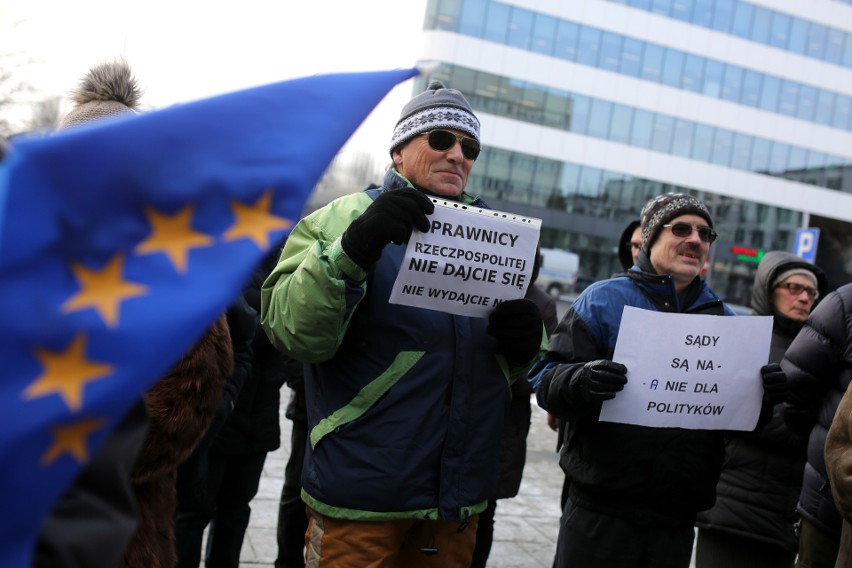Kodowcy protestują przed krakowskim sądem