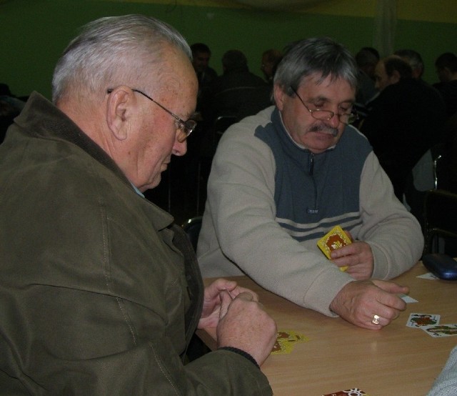 - Mnie nauczył tej gry dziadek i tak od 40 lat doskonalę tę umiejętność - mówi Andrzej Dworkiewicz.