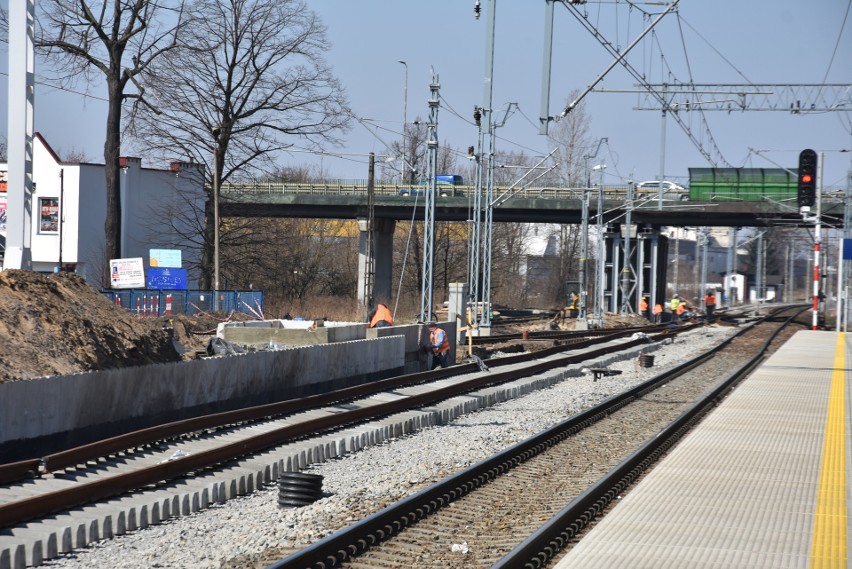 Modernizacja linii kolejowej, roboty na peronie w Myszkowie ZDJĘCIA