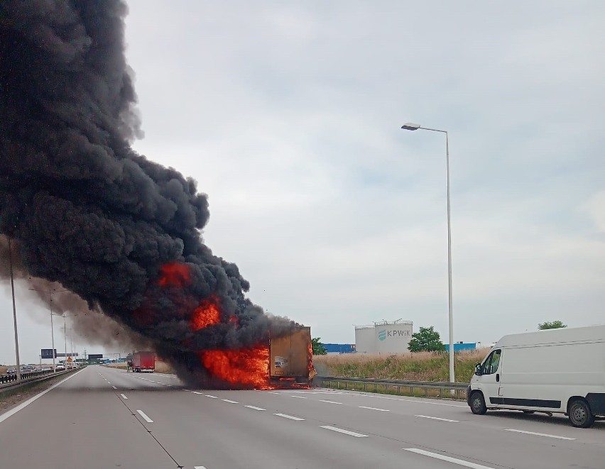 Potężny pożar pod Wrocławiem, na autostradzie A4. Zapaliła...