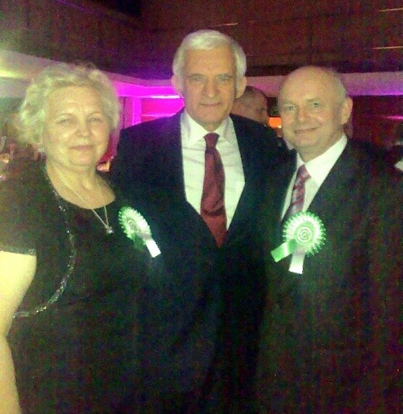 Alina i Marian Buras, a w środku Jerzy Buzek.