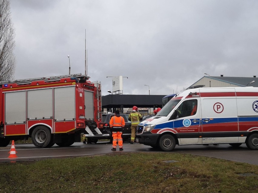 Wypadek w Pruszczu Gdańskim [11.03.2020]. Samochód zderzył się z autobusem [ZDJĘCIA]