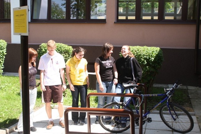 Uczniowie "Żeromskiego&#8221; cieszą się, że do szkoły wreszcie będą mogli przyjeżdżać na rowerach.