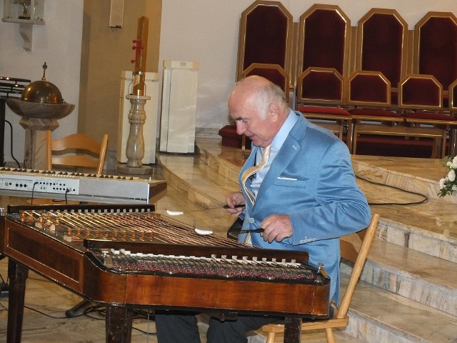   Georgij Agratina gra na cymbałach sławnego poloneza z filmu „Pan Tadeusz”