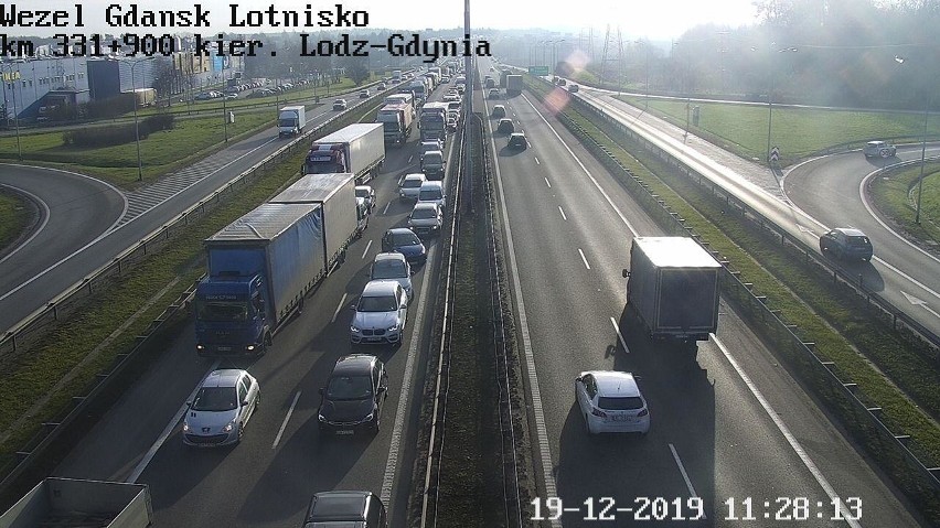 Wypadek na obwodnicy Trójmiasta 19.12.2019. W Gdańsku między Matarnią i Owczarnią zderzyło się pięć samochodów. Są poszkodowani