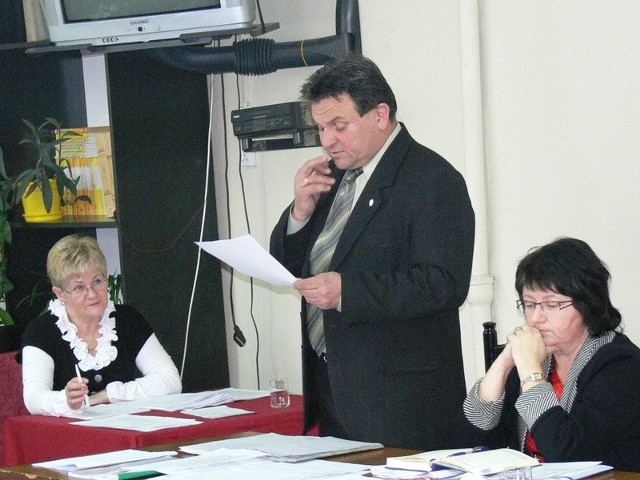 Wersja budżetu burmistrza Tadeusza Bałchanowskiego (na zdjęciu stoi) różniła się od tej, jaką chcieli widzieć radni. Po rozmowach udało się dojść do porozumienia. W tym roku w Suchedniowie będzie dużo inwestycji.